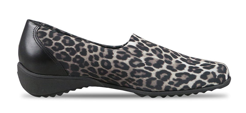 Munro Traveler Leopard Print Stretch Slip-on (Women)