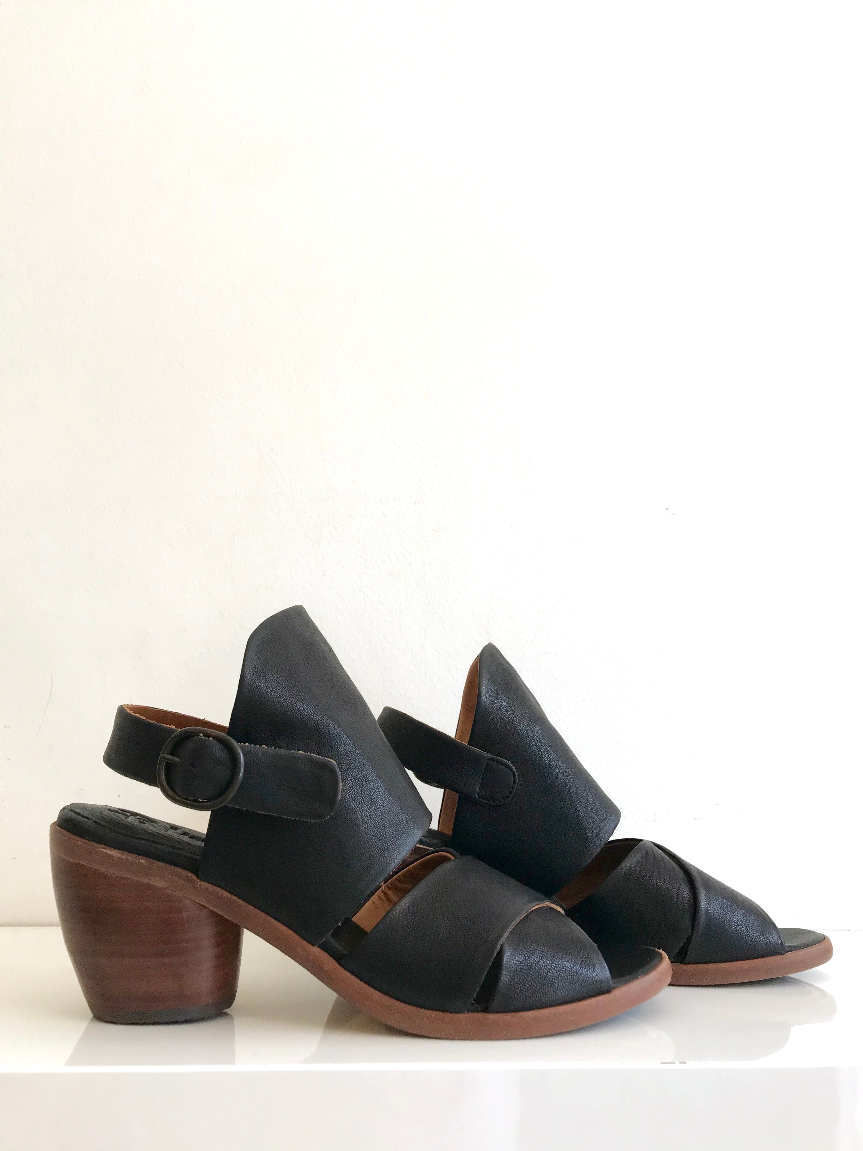 P-1020 Black Vegetable Tanned Sandals