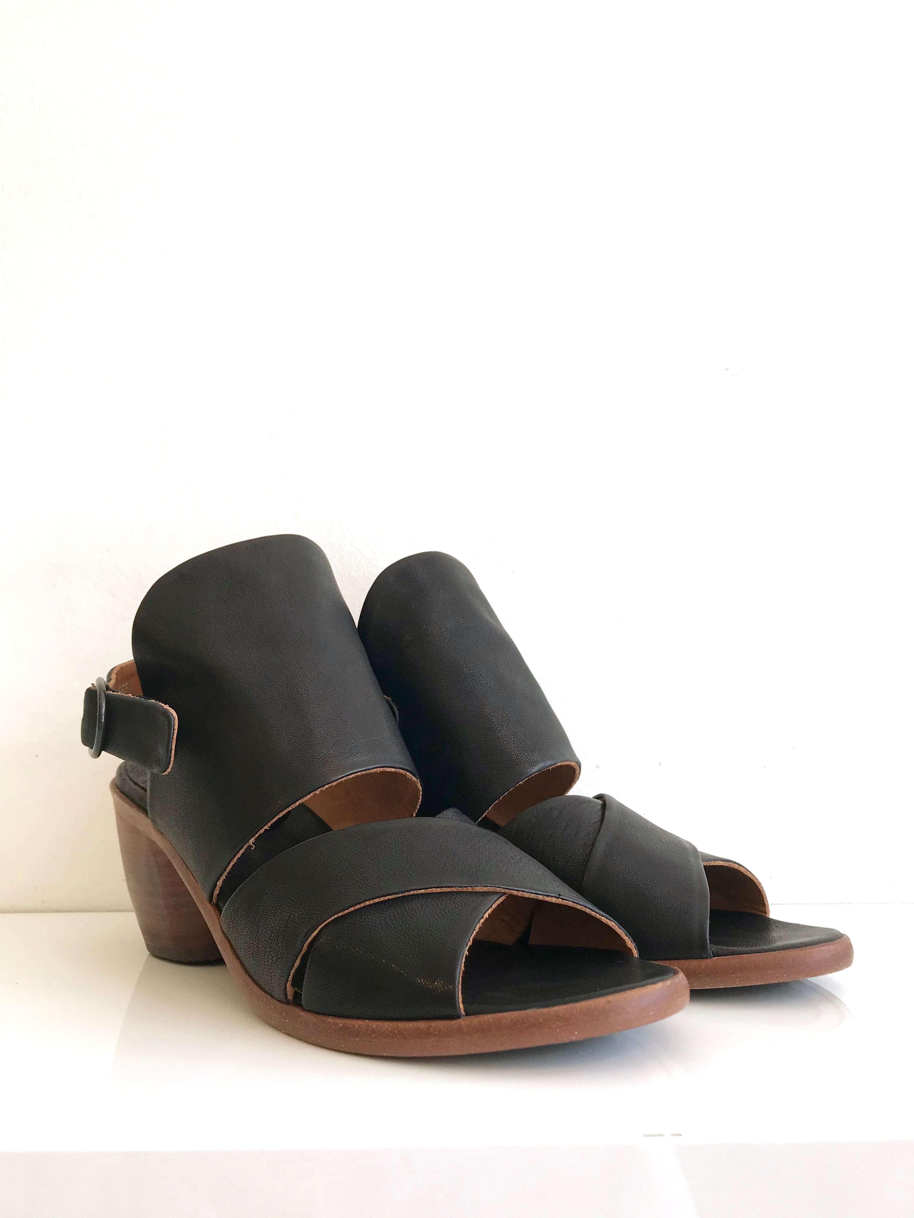 P-1020 Black Vegetable Tanned Sandals