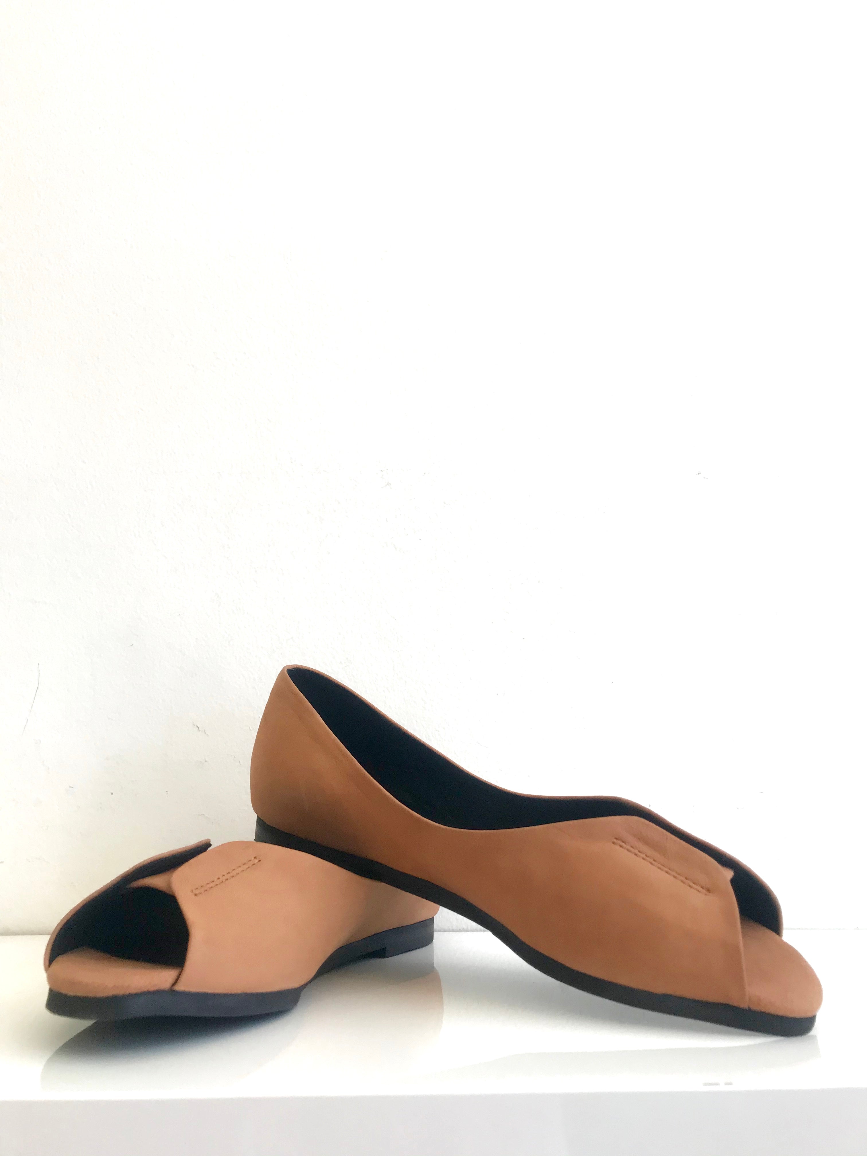 EIKO - Opened-Toe Flat Shoe in Light Tan Leather