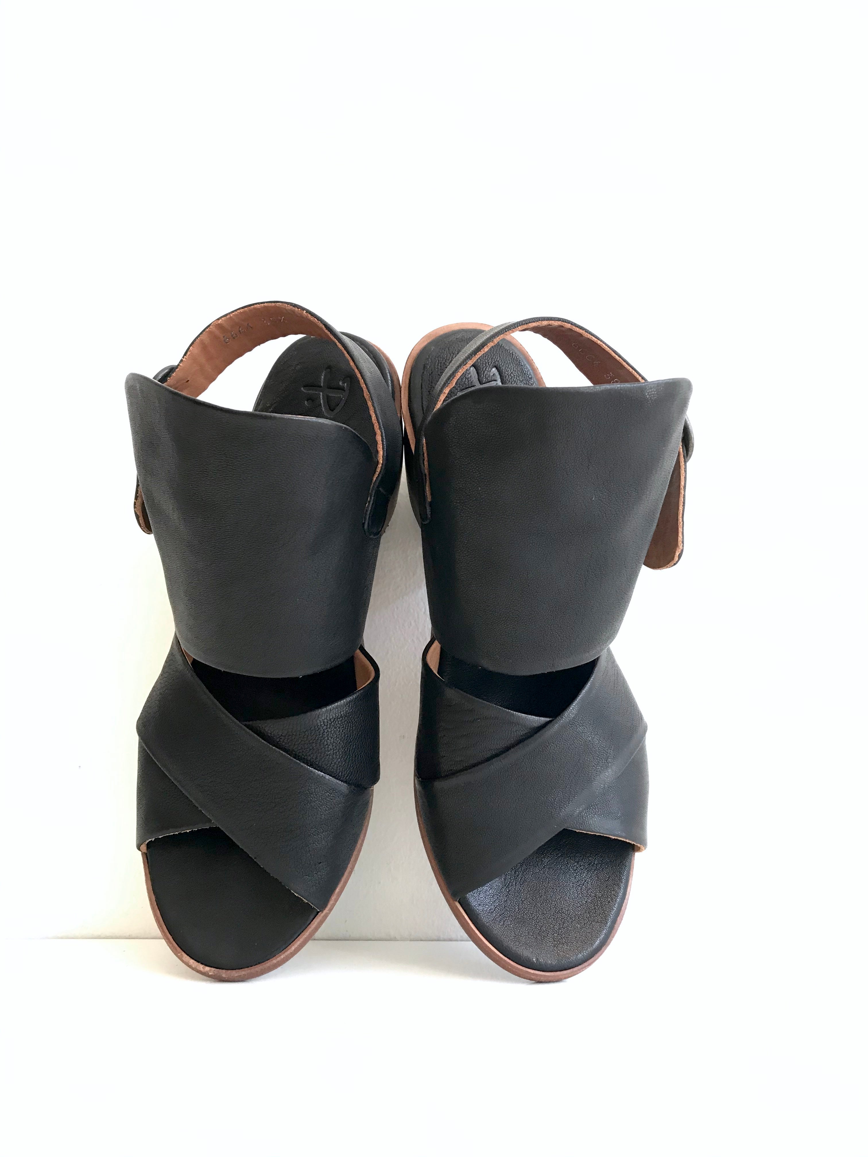 P-1020 Black Vegetable Tanned Sandals