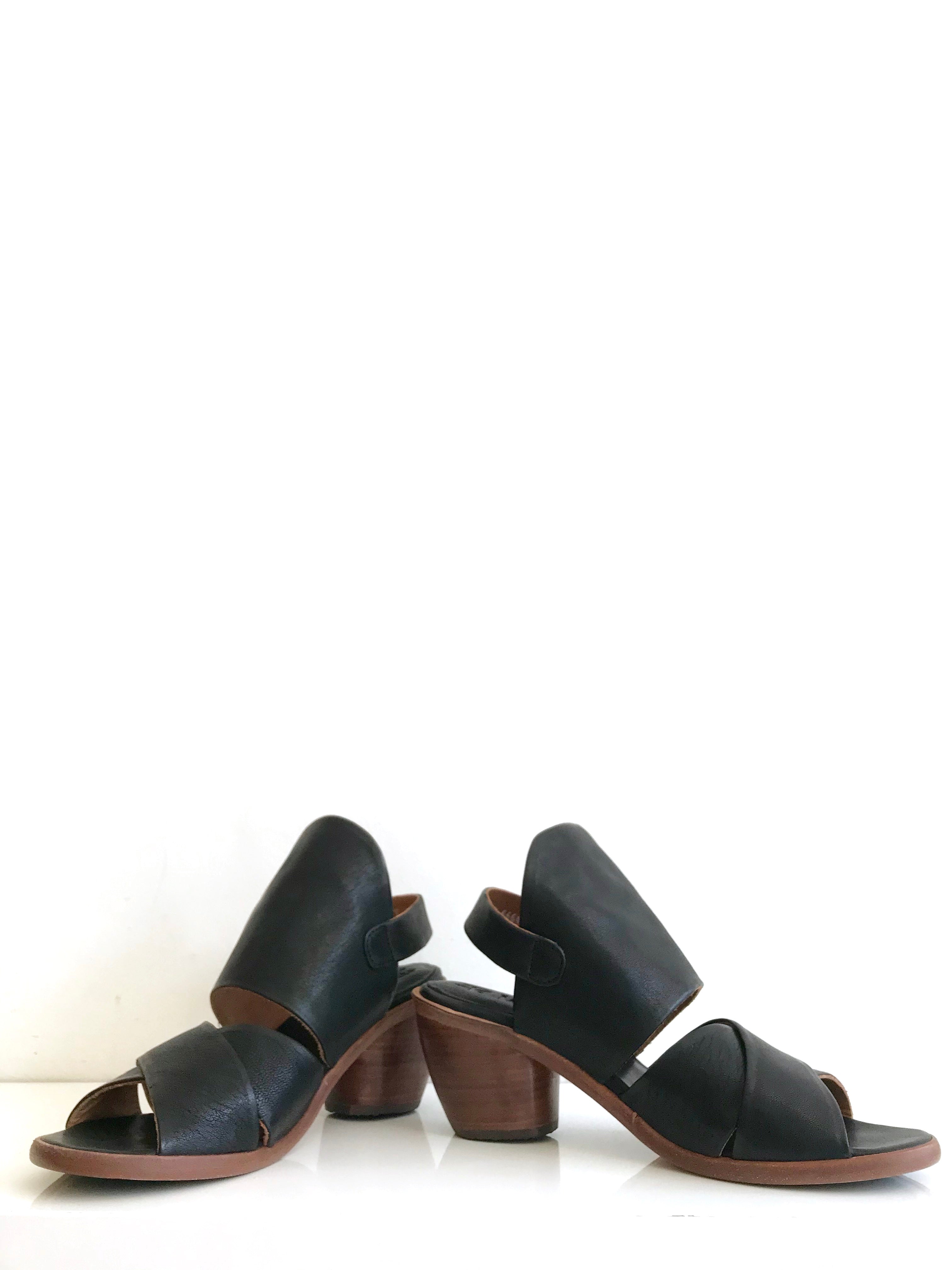 P-1020 Black Vegetable Tanned Sandals