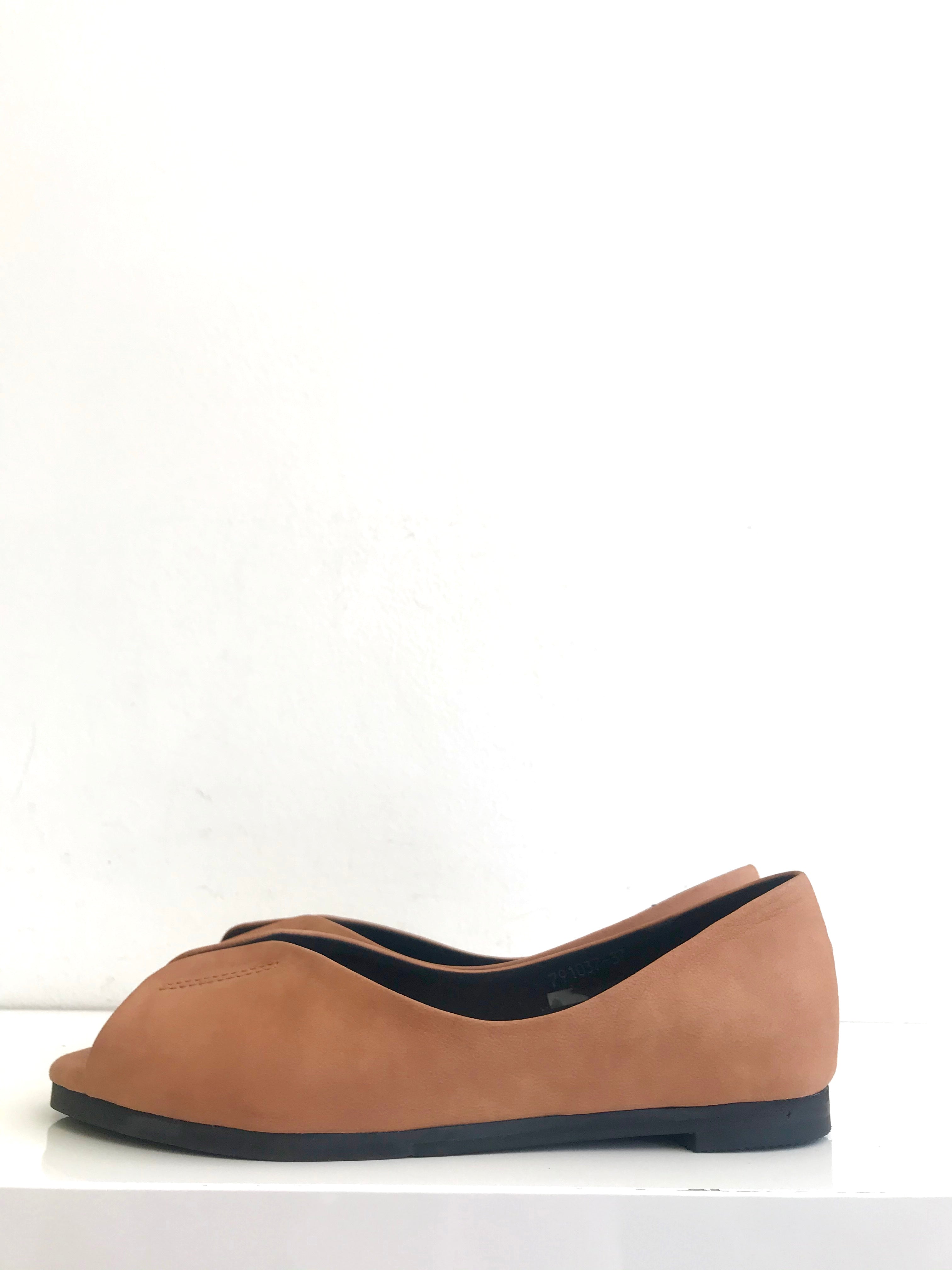 EIKO - Opened-Toe Flat Shoe in Light Tan Leather