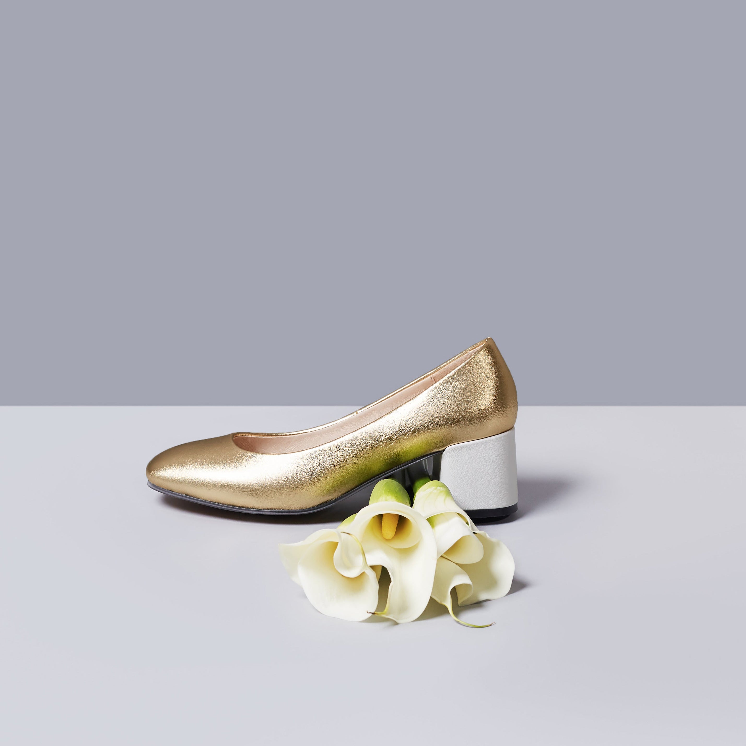 DAISY Gold Leather Pumps